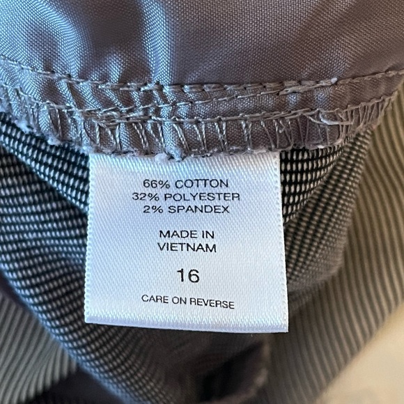 7th Ave Suiting Collection NY& Co. Capris - Picture 9 of 9